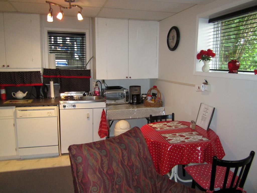 Casey'S Bed & Breakfast Whitehorse Rum bild