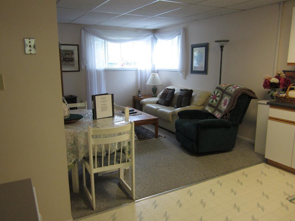 Casey'S Bed & Breakfast Whitehorse Rum bild